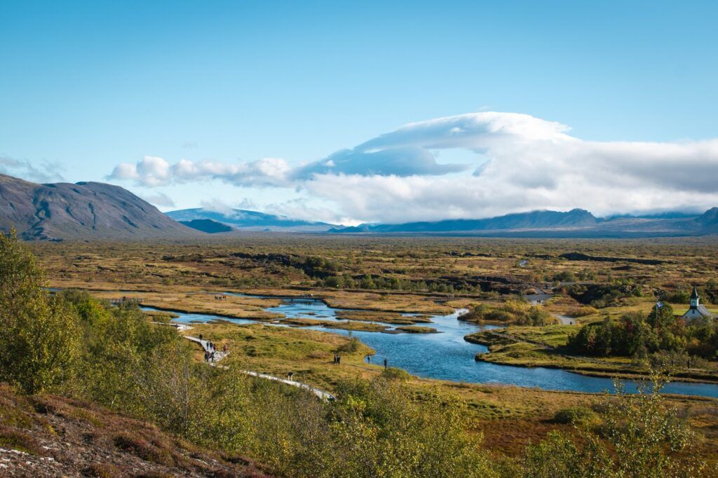 Blick auf den Þingvallavatn-See und die Flusslandschaft im Þingvellir Nationalpark in Island.