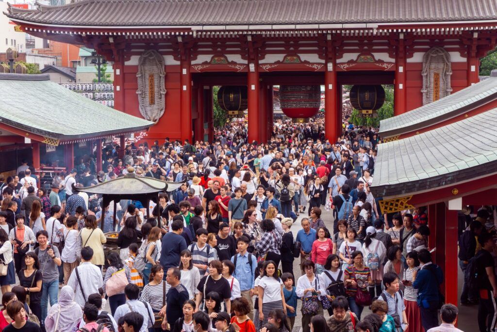 Menschenmassen während der Golden Week vor dem Senso-ji-Tempel in Tokio, mit dicht gedrängten Besuchern, traditionellen roten Toren und lebendiger Feststimmung.