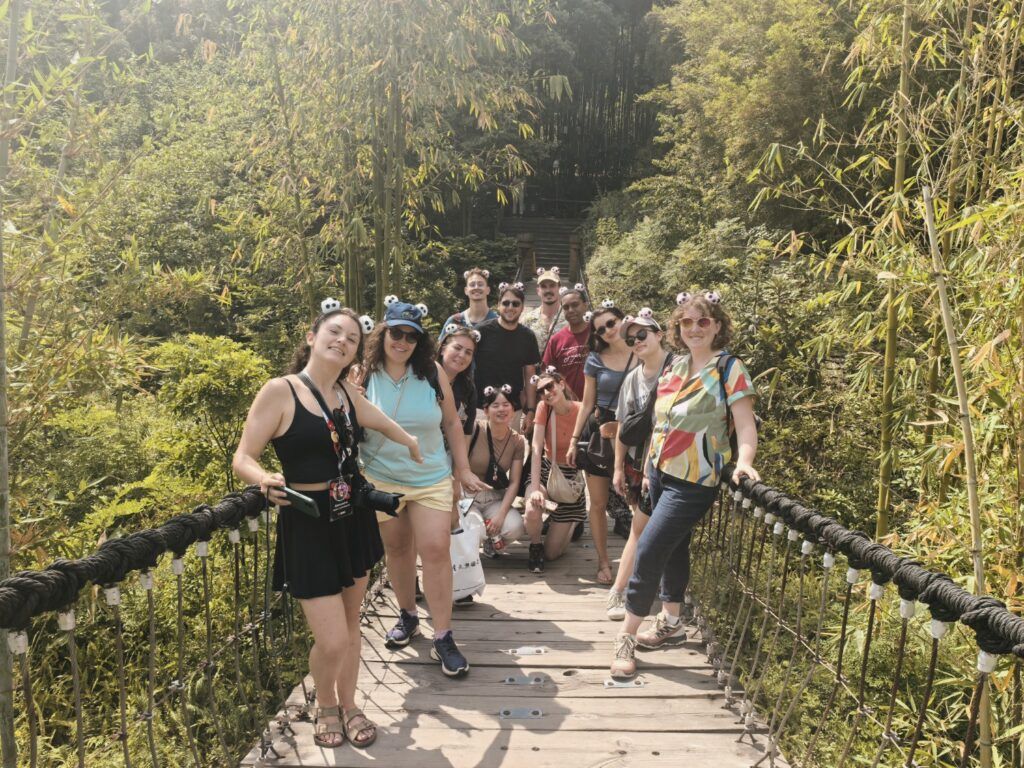 Weroad Reisegruppe auf einer Bambusbrücke im Panda-Forschungszentrum