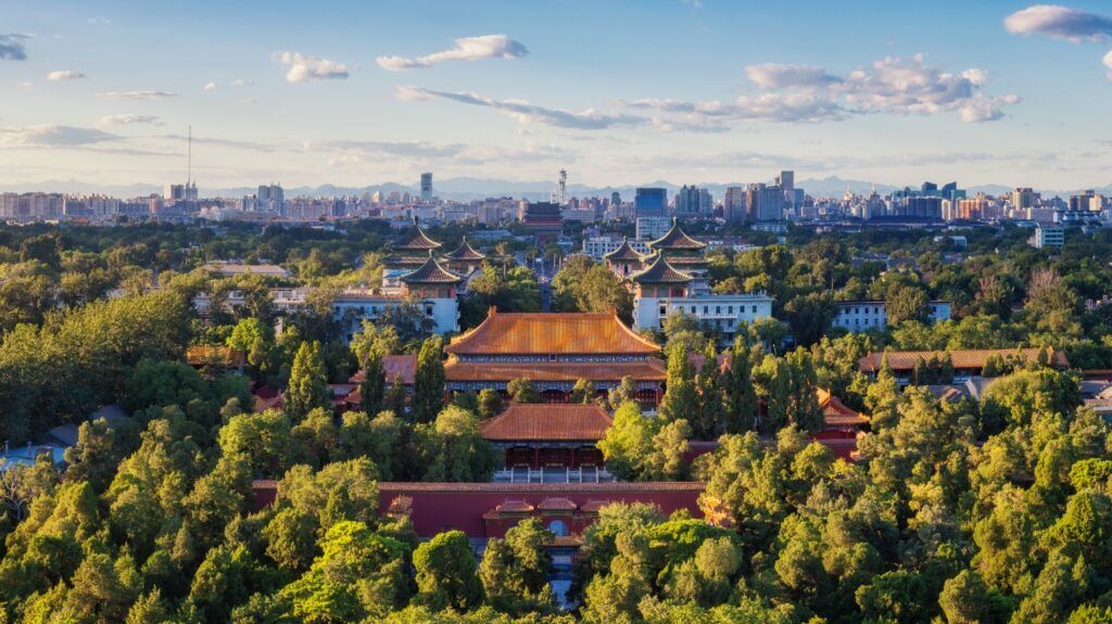 Blick vom Jingshan Park auf die Dächer der Verbotenen Stadt und die Skyline von Peking.
