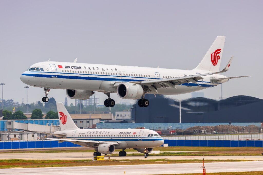 Zwei Flugzeuge von Air China beim Landeanflug oder Start auf einer Flughafenlandebahn.