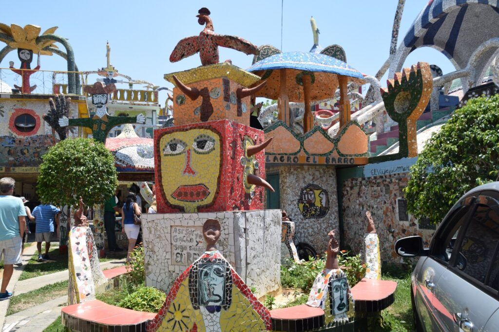 Blick auf das farbenfrohe Fusterlandia in Havanna, ein Viertel voller lebendiger Mosaikskulpturen und fantasievoller Kunstwerke im Stil von Gaudí.