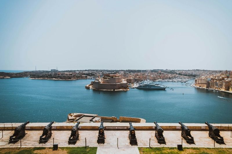Kanonen der Saluting Battery mit Blick auf Grand Harbour und Fort St. Angelo in Malta