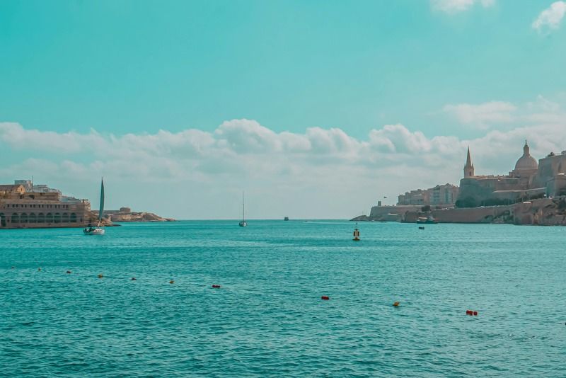 Marsamxett Hafen von Valletta mit Segelbooten und Stadtansicht unter blauem Himmel