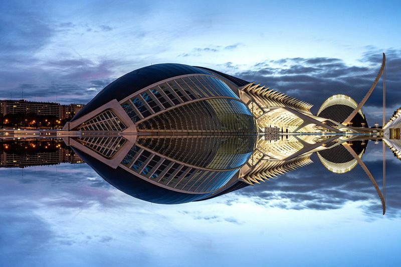 Die Stadt der Künste und Wissenschaften in Valencia mit perfekter Wasserspiegelung in der blauen Stunde