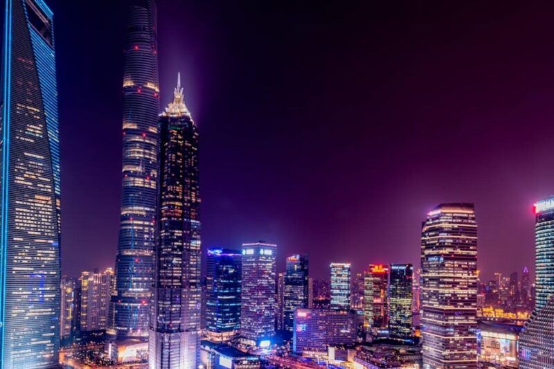 Nachtszene einer modernen Stadt mit beleuchteten Wolkenkratzern Nachtszene einer modernen Stadt mit beleuchteten Wolkenkratzern