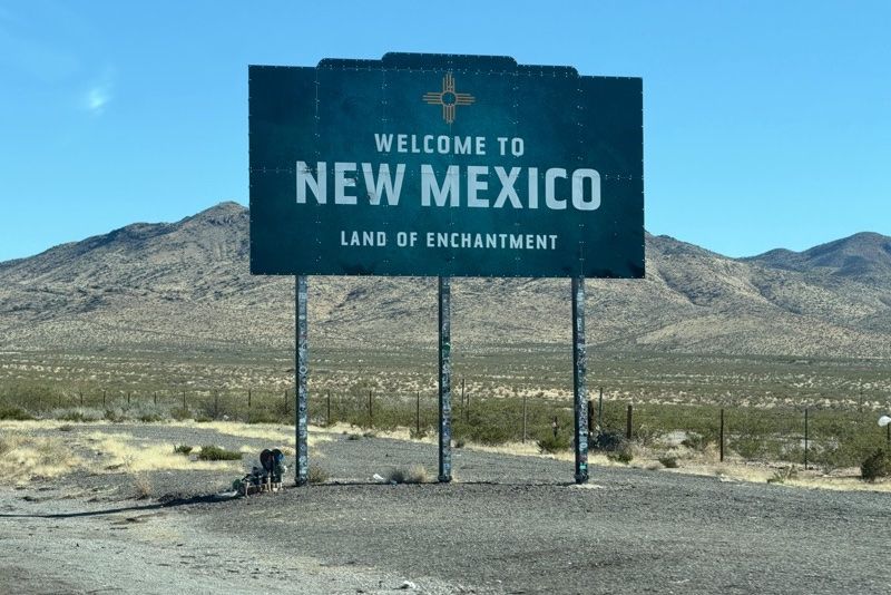 Grosses Willkommen in New Mexico Schild in der Wueste