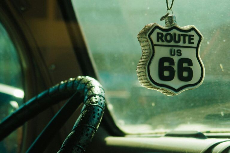 Route 66 Anhaenger im Inneren eines Autos