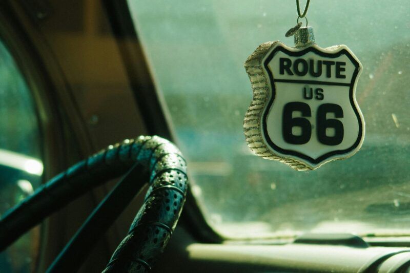 Route 66 Anhaenger im Inneren eines Autos Route 66 Anhaenger im Inneren eines Autos