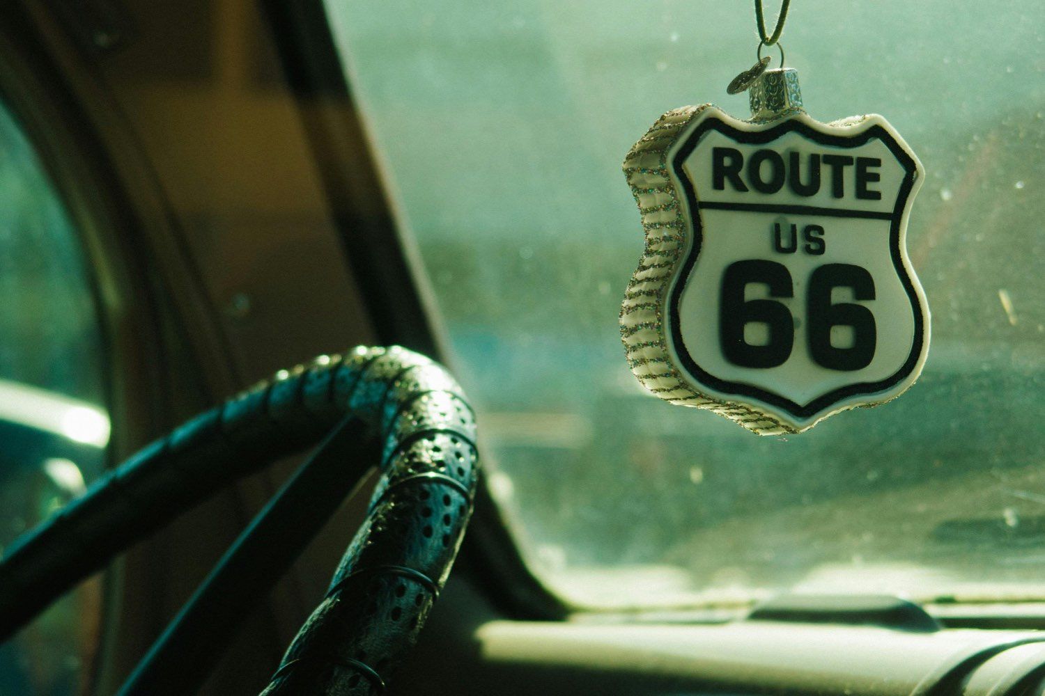 Route 66 Anhaenger im Inneren eines Autos