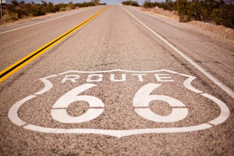 Route 66 Symbol auf dem Asphalt einer Wustenstrasse