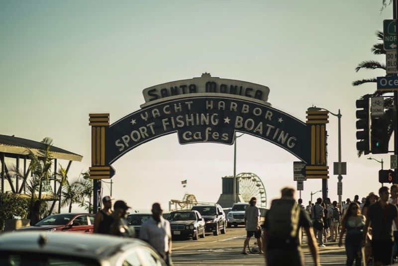 Eingang von Santa Monica mit Menschen und Autos nahe dem Pier