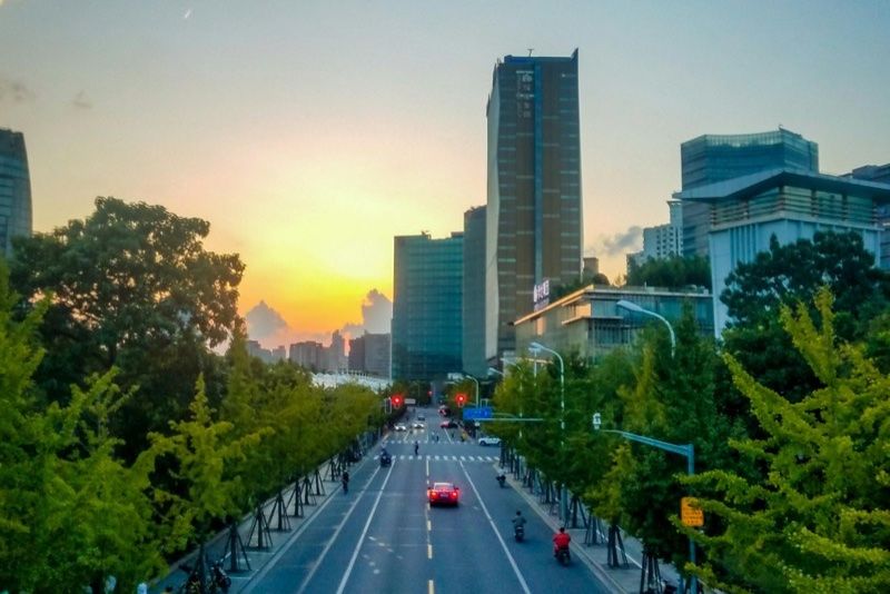 Leere Strasse bei Sonnenaufgang zwischen modernen Gebauden