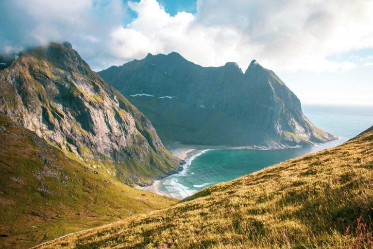 Panoramablick von einem Bergkamm auf die türkise Bucht und den Sandstrand der Lofoten Inseln in Norwegen