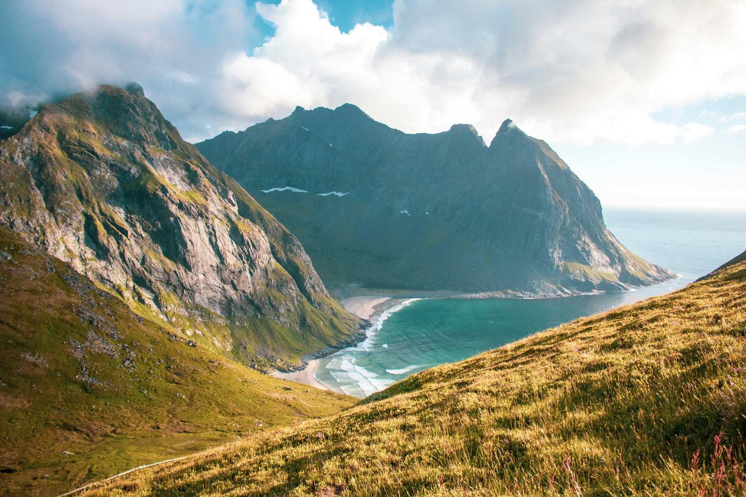 Panoramablick von einem Bergkamm auf die türkise Bucht und den Sandstrand der Lofoten Inseln in Norwegen