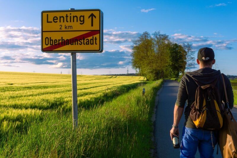 Ein junger Mann auf Reisen.