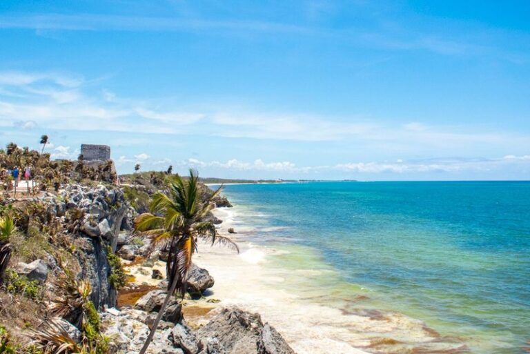 Panoramablick auf die Maya-Ruinen von Tulum auf einer Klippe über dem türkisfarbenen Karibischen Meer in Mexiko