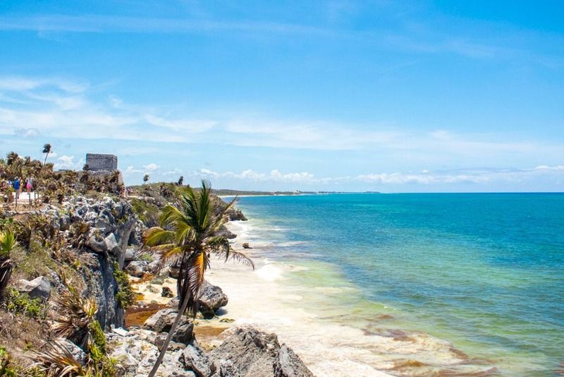 Panoramablick auf die Maya-Ruinen von Tulum auf einer Klippe über dem türkisfarbenen Karibischen Meer in Mexiko