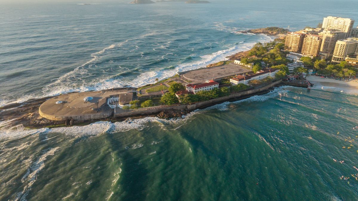 Luftaufnahme von Forte de Copacabana auf einer Landzunge, umgeben von Meer und Küstengebäuden