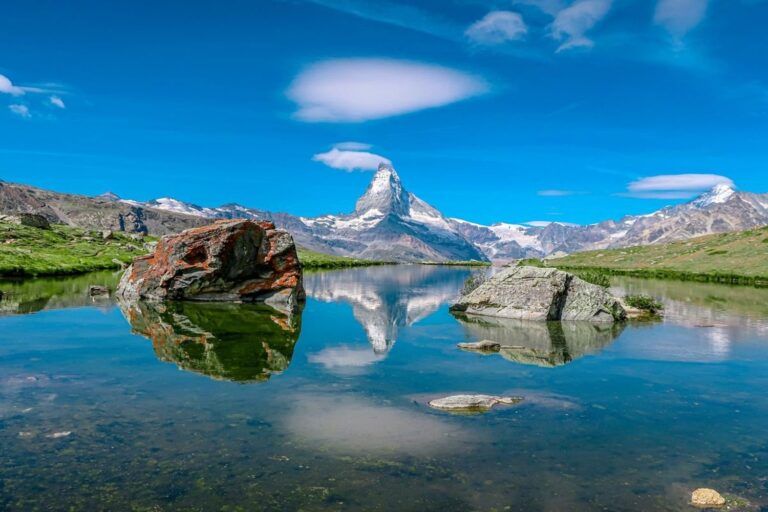 Das Matterhorn spiegelt sich im ruhigen Wasser des Stellisees, umgeben von Felsen, in der Schweiz