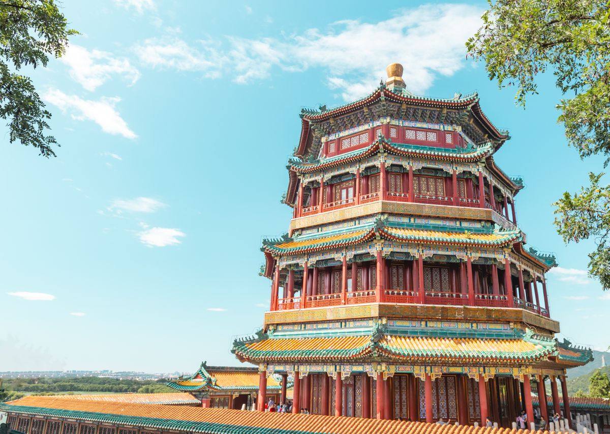 Mehrstöckiger Pavillon mit roten Säulen und geschwungenem Dach unter blauem Himmel