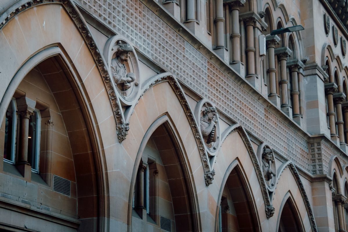 Verzierte Fassade mit spitzbogigen Fenstern und steinernen Porträtmedaillons in Glasgow