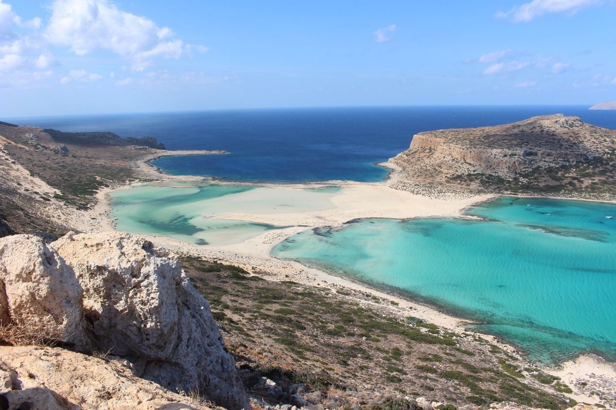 Balos-Lagune auf Kreta mit hellem Sand, flachen türkisfarbenen Buchten und felsiger Küste