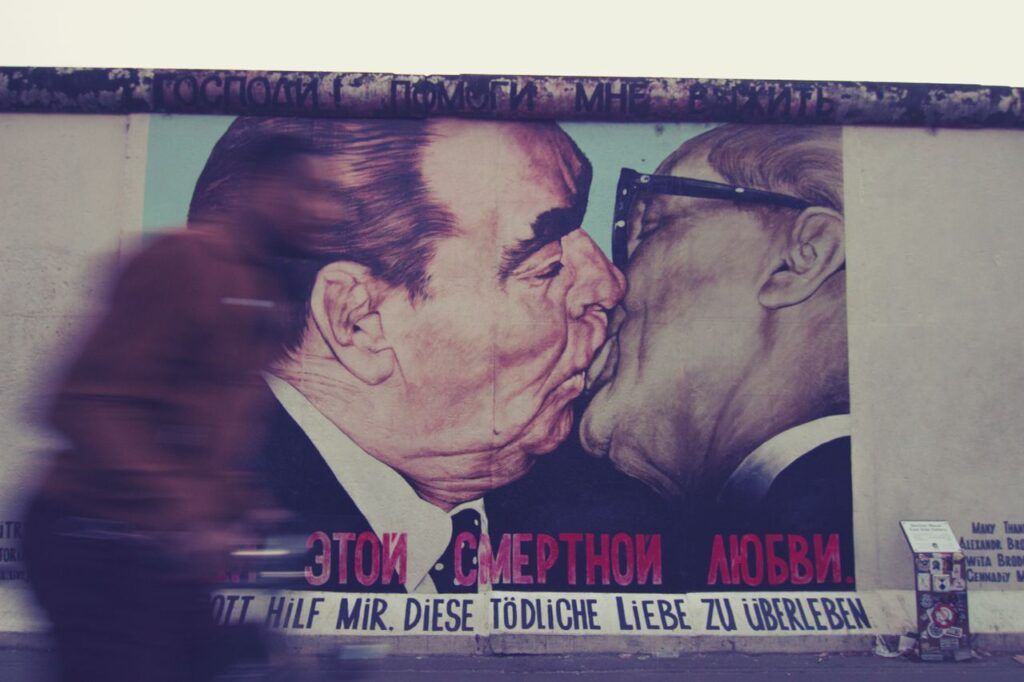 Bruderkuss-Wandbild an einem Rest der Berliner Mauer in der East Side Gallery