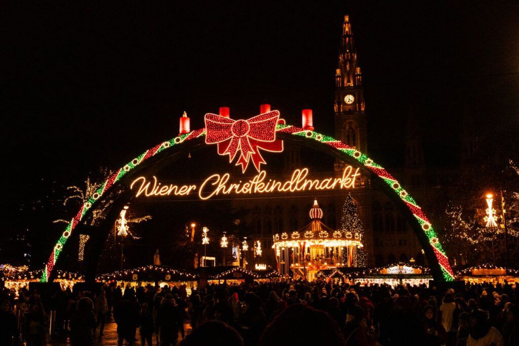 Eingang zum Wiener Christkindlmarkt am Rathausplatz bei Nacht