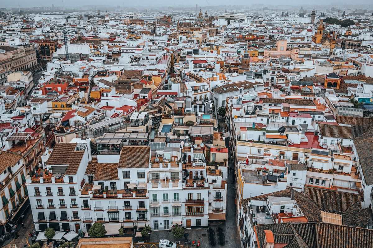 Dichter Häuserteppich von Sevilla aus der Vogelperspektive mit engen Gassen und Dachterrassen