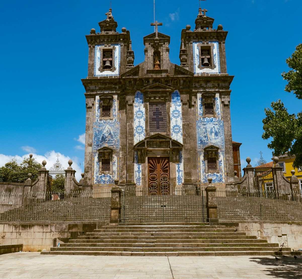 Fassade der Igreja de Santo Ildefonso mit blauen Azulejos und breiter Steintreppe