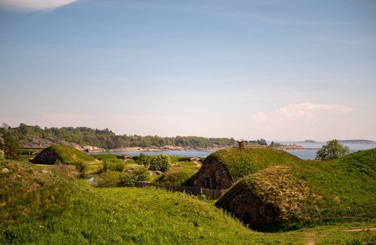 Grasbewachsene Festungsbauten auf Suomenlinna mit Meerblick im Frühling