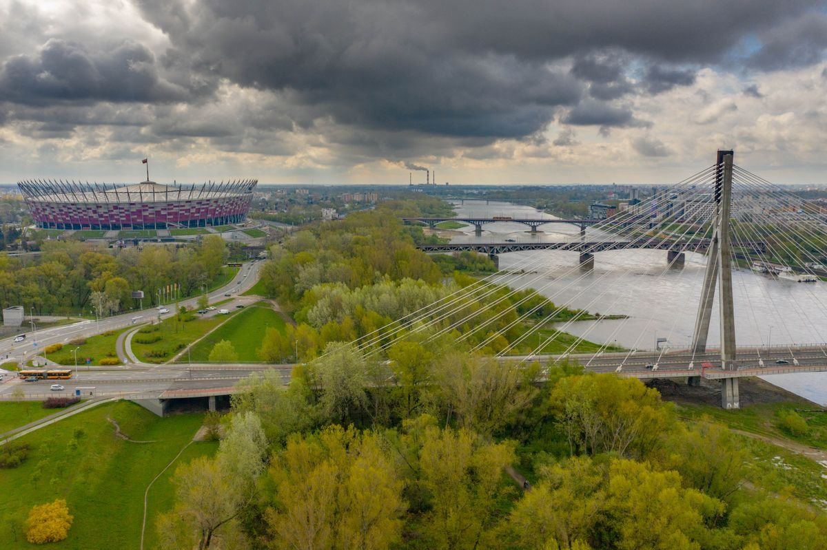 Luftaufnahme von Brücken über die Weichsel, Stadion und dunklen Wolken über Warschau