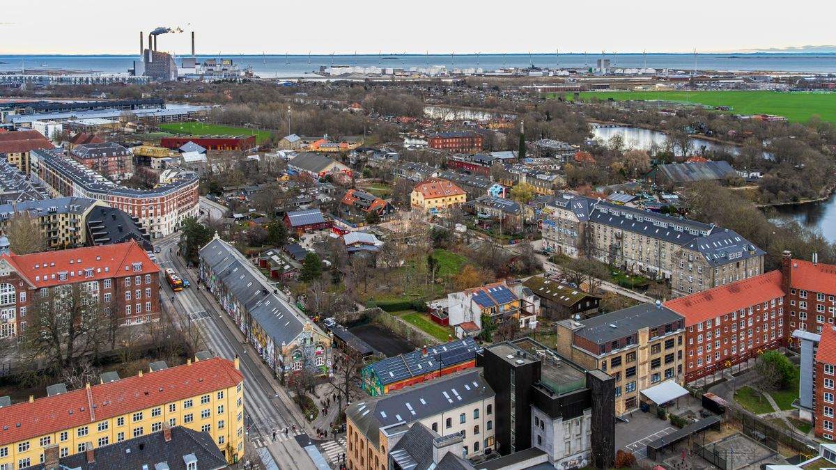 Luftaufnahme von Christianshavn mit Wohnhäusern, Straßen und Grünflächen am Wasser