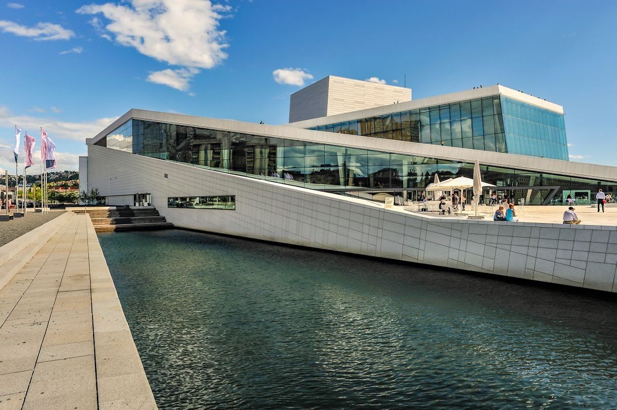 Modernes Opernhaus in Oslo mit hellem Stein, Glasfassade und Wasserbecken