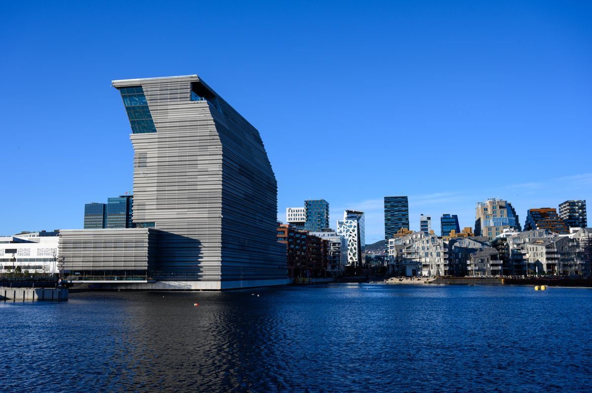 MUNCH-Museum am Wasser mit moderner Skyline unter klarem blauem Himmel