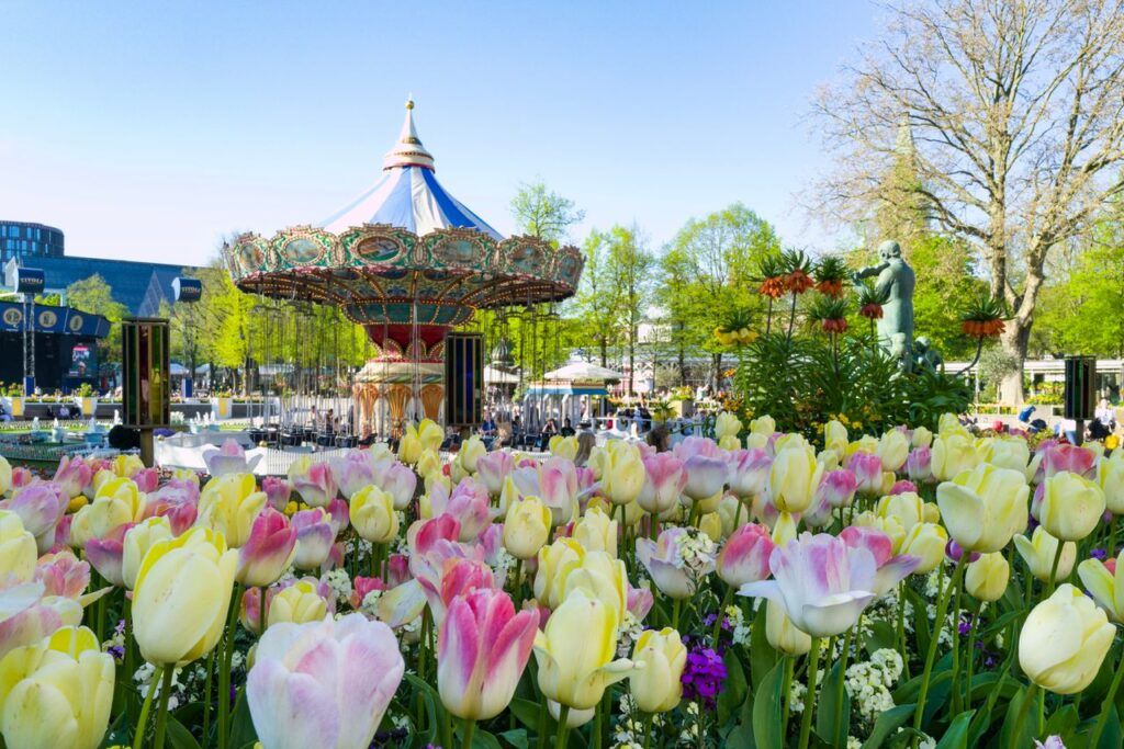 Tulpen und historisches Karussell in den Tivoli-Gärten in Kopenhagen