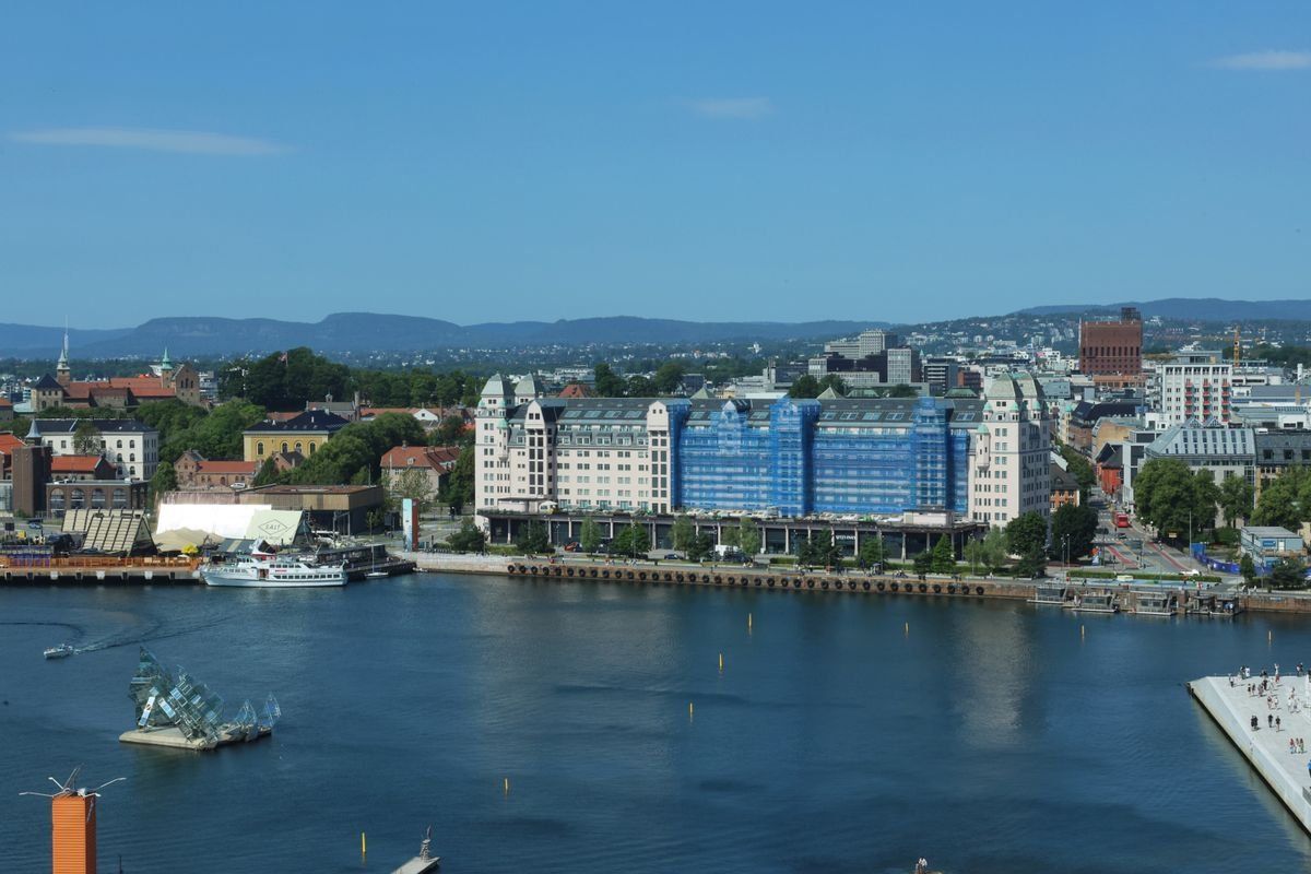 Uferpromenade in Oslo mit historischen Gebäuden, Wasser und Stadtblick aus der Höhe