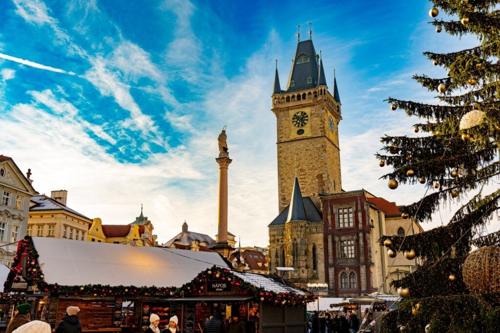 Weihnachtsmarkt am Altstädter Ring in Prag mit Rathausturm und Christbaum